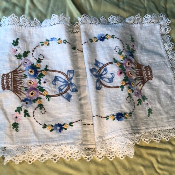 Scarf, Bureau/Hand embroidered baskets of flowers  Lace trim - Picture 8 of 12